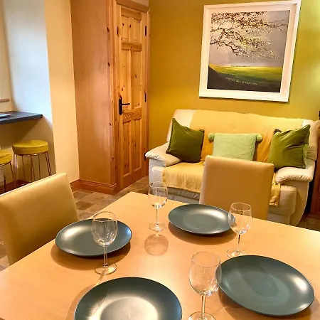 3 Bedroom House Located In Centre Of *