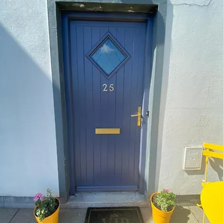 3 Bedroom House Located In Centre Of *