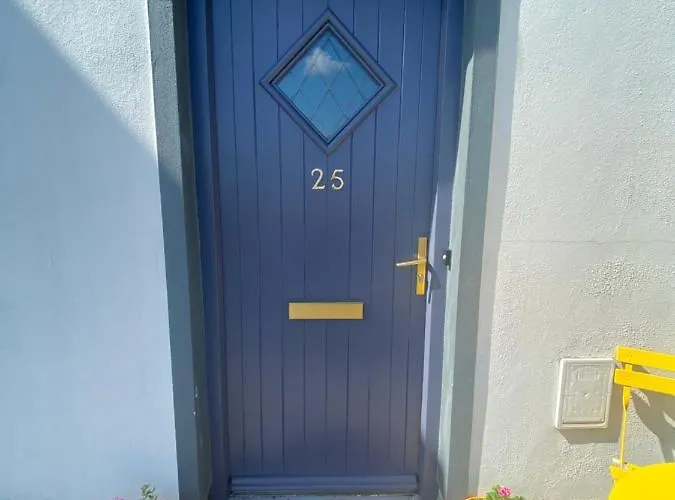 3 Bedroom House Located In Centre Of *